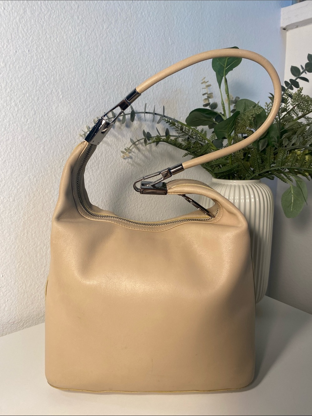 GUCCI 1990’s Tom Ford Calfskin Leather Shoulder Bag In Ivory - Picture 10 of 17